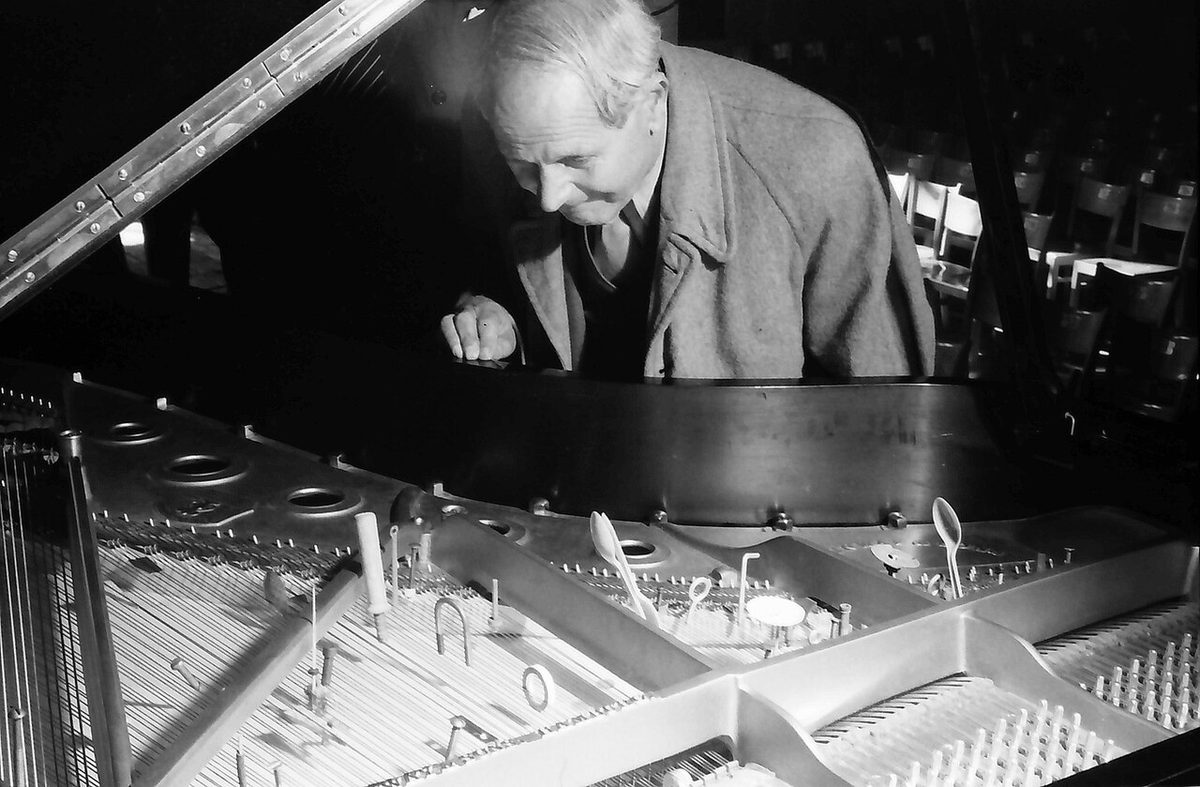 Donaueschinger Musiktage 1954: prepared pianos on stage